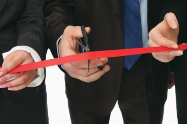 kırmızı kurdele kesme makası, closeup çifti ile iş adamları