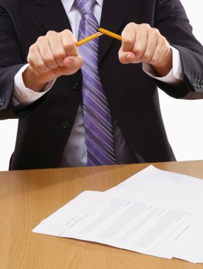 kızgın işadamı izole kalem breaking