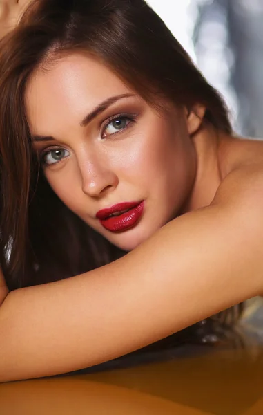 Close-up portret van mooi meisje met trendy make-up liegen — Stockfoto