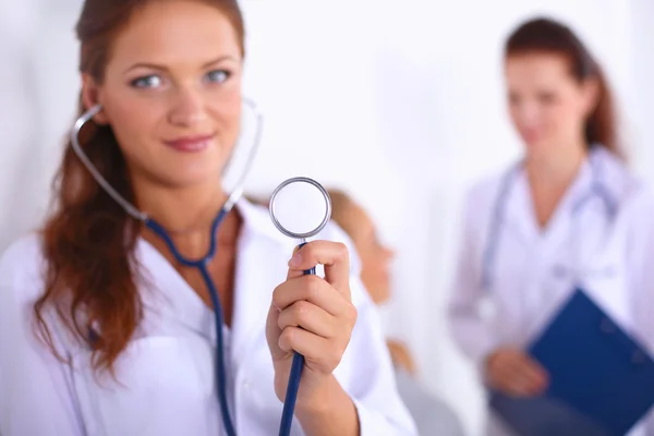 Portrait de jeune femme médecin avec manteau blanc debout à l'hôpital — Photo