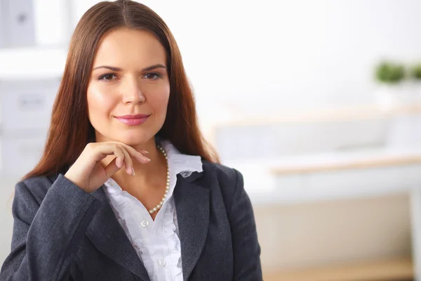 Femme d'affaires attrayant assis dans le bureau — Photo