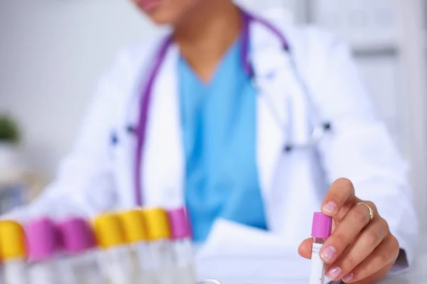 Mulher pesquisadora é cercada por frascos e frascos médicos, isolados em fundo branco — Fotografia de Stock