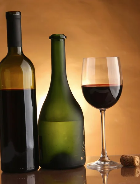 A full wineglass and a botte, closeup — Stock Photo, Image