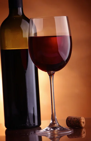 A full wineglass and a botte, closeup — Stock Photo, Image