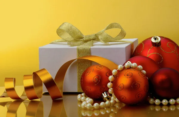 Coffret cadeau de Noël avec boules de Noël. — Photo