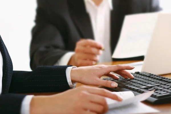 Ofiste birlikte çalışan meslektaşlar.