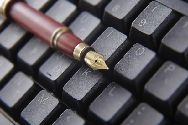 Pen on a computer keyboard — Stock Photo, Image