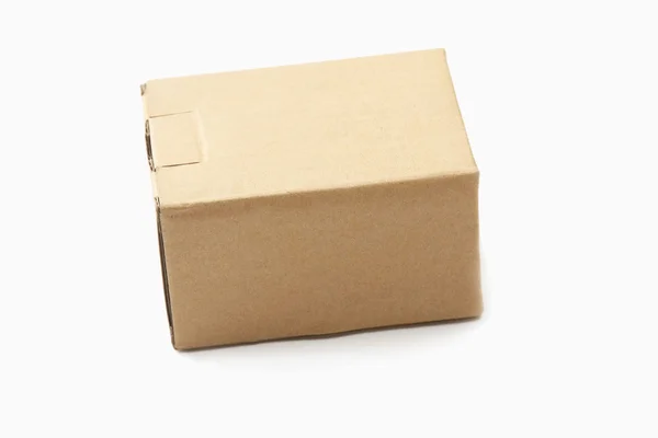 Beyaz arka plan üzerinde izole bir karton kutu. — Stok fotoğraf