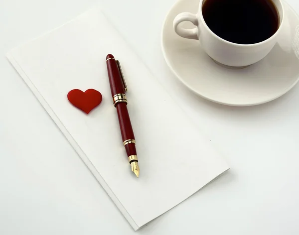 Taza de café, carta, pluma, aislado sobre fondo blanco — Foto de Stock