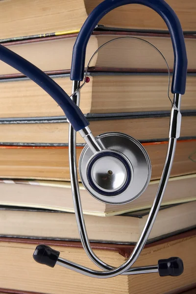 Concetto di educazione medica con libro e stetoscopio — Foto Stock