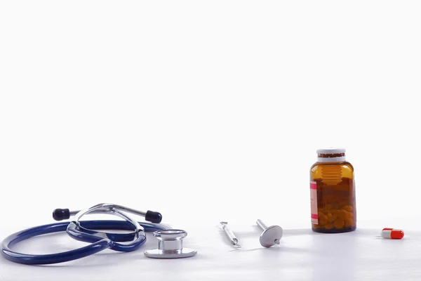 Läkare stetoskop med medicinska droger — Stockfoto