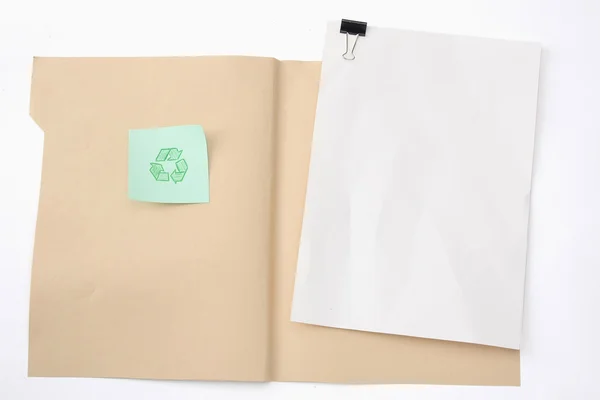 Un dossier de fichier manila avec un chemin de coupure et un signe de recyclage — Photo