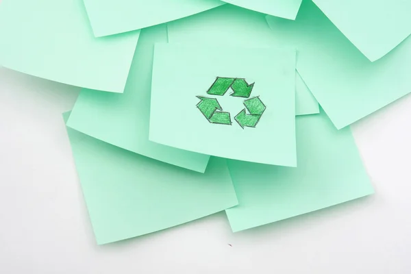 Notizen, eine mit einem Recycling-Zeichen — Stockfoto