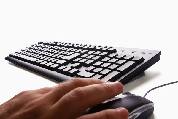 Primer plano de la mano masculina antes de tocar el botón del teclado del ordenador negro —  Fotos de Stock