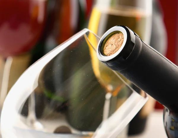 Primer plano de una botella con un corcho, botellas y vasos en el bac — Foto de Stock