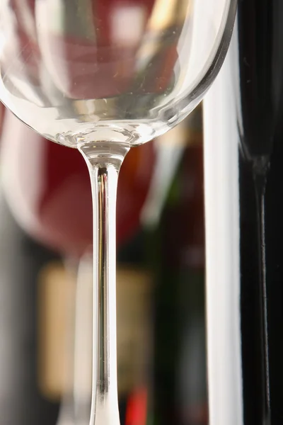 Een glas wijn en een fles. — Stockfoto