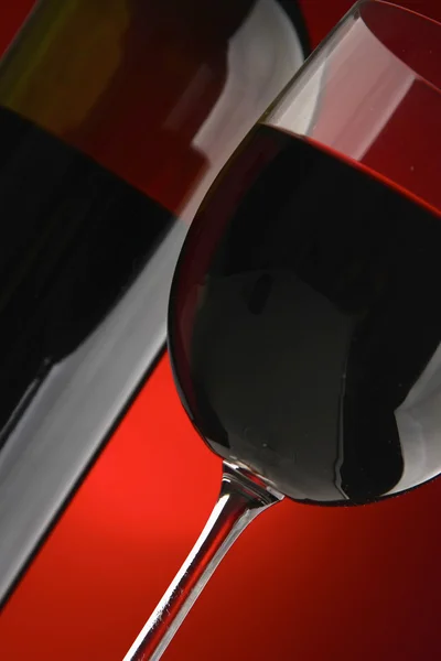 Flasche mit Rotwein und Glas — Stockfoto