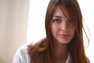 Beyaz arka planda izole edilmiş güzel bir genç kadının portresi.