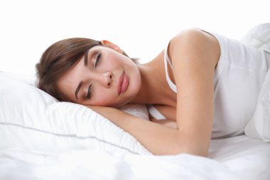 Güzel kız yatakta yatarken yatak odasında, uyuyor