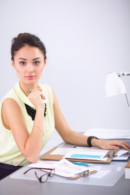 Stüdyoda çalışan modern genç moda tasarımcısı.