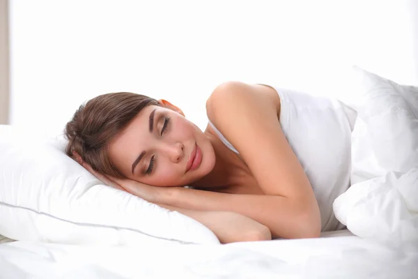 Menina bonita dorme no quarto, deitada na cama — Fotografia de Stock