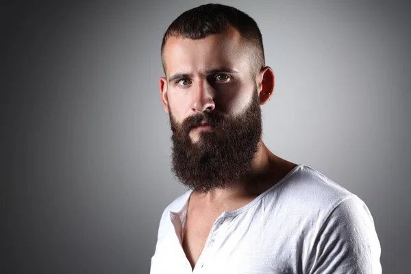 Portrait d'un bel homme barbu debout, isolé sur fond gris — Photo