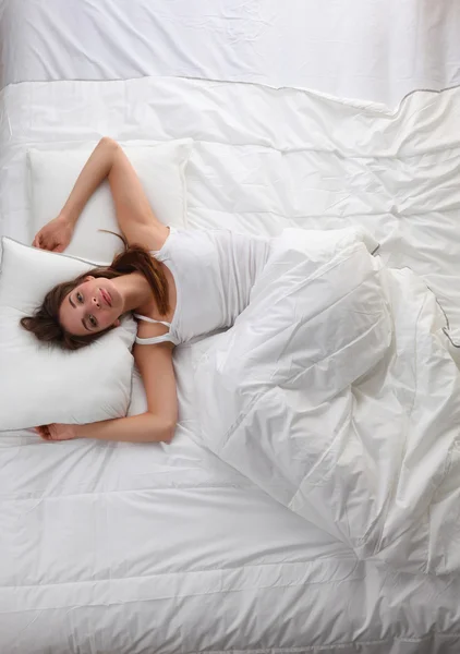 Belle fille couchée dans la chambre tôt le matin — Photo