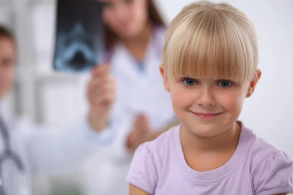 Маленькая девочка и молодой врач в больнице проходят обследование — стоковое фото