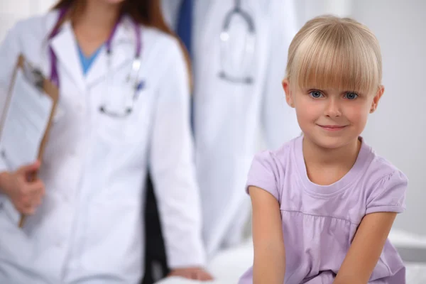 Liten flicka och ung läkare på sjukhus med undersökning — Stockfoto
