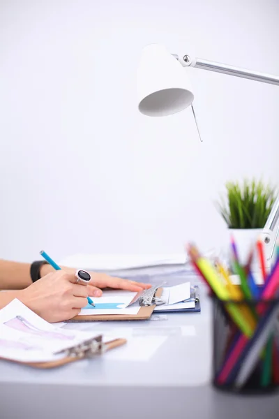 Moderno diseñador de moda joven que trabaja en el estudio. — Foto de Stock