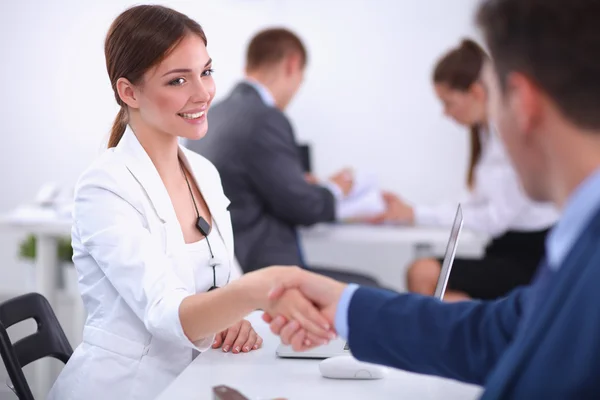 Zakenmensen schudden elkaar de hand, ronden een vergadering af — Stockfoto