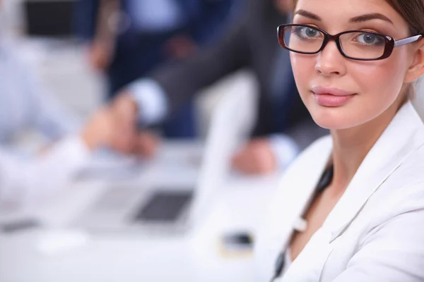 Hermosos jóvenes empresarios con colegas discutiendo en el fondo —  Fotos de Stock