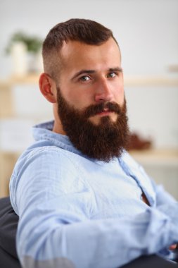 Beyaz arka plan üzerinde izole sofa ofis lobisinde oturan işadamı