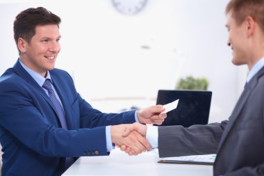 İş adamları el sıkışıyor, toplantıyı bitiriyor.