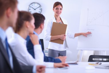 İş adamları iş toplantısında, ofiste oturup tartışıyorlar.