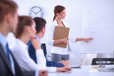 İş adamları iş toplantısında, ofiste oturup tartışıyorlar.