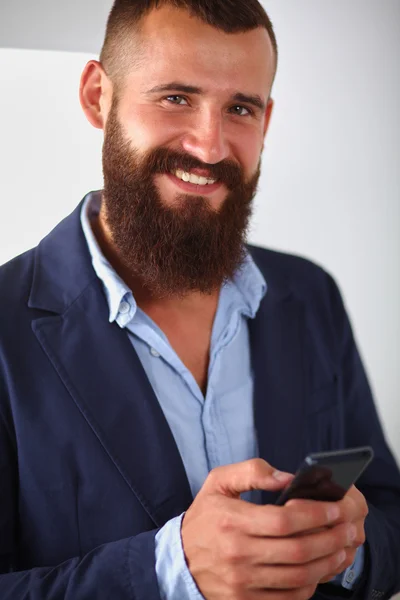 Primer plano de un hombre usando un teléfono inteligente móvil, aislado sobre fondo blanco — Foto de Stock