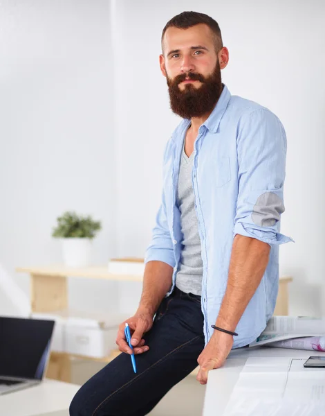 Portrait de designer masculin en chapeau avec des plans au bureau — Photo