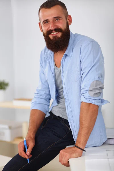 Retrato de diseñador masculino en sombrero con planos en el escritorio —  Fotos de Stock