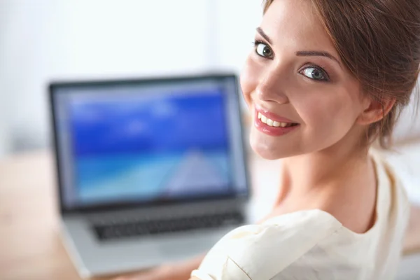 Portrét podnikatelky sedící za stolem s laptopem — Stock fotografie