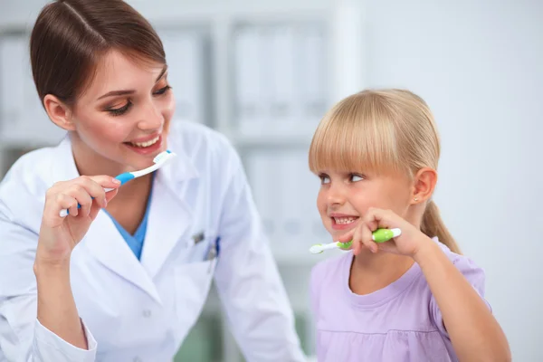 Dentista e menina no consultório do dentista. — Fotografia de Stock