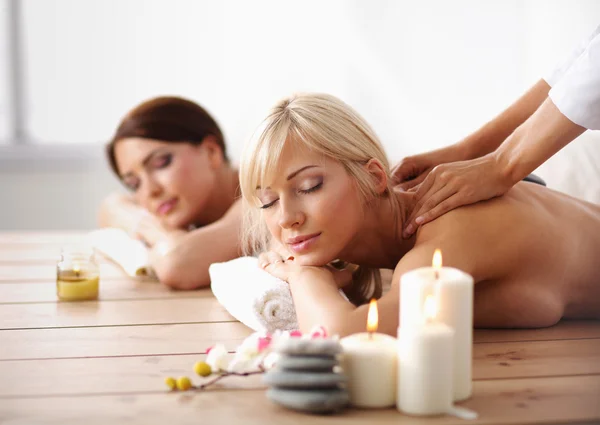 Two young beautiful women relaxing and enjoying at the spa center — Stock Photo, Image