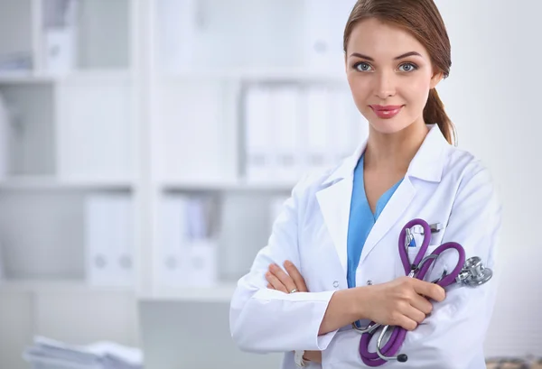 Retrato de la joven doctora exitosa feliz sosteniendo un estetoscopio —  Fotos de Stock