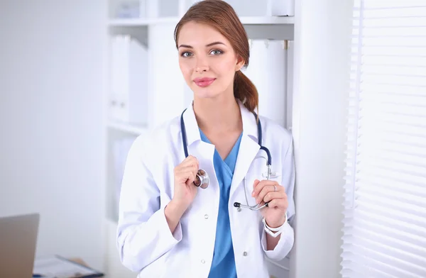 Retrato de la joven doctora exitosa feliz sosteniendo un estetoscopio —  Fotos de Stock