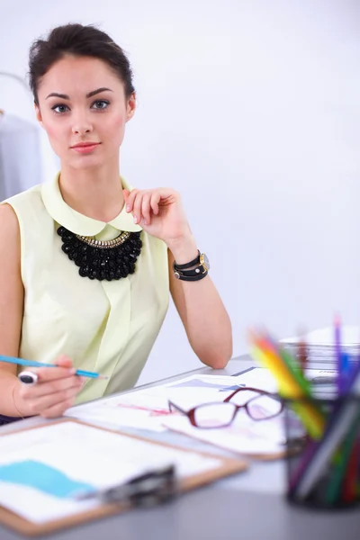 Jovem designer de moda moderna trabalhando no estúdio. — Fotografia de Stock