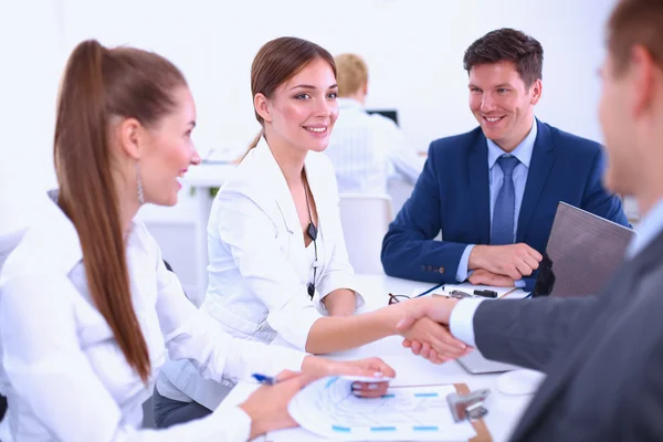 Zakenmensen schudden elkaar de hand, ronden een vergadering af — Stockfoto