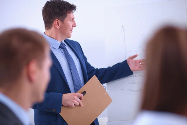 Affärsmän som sitter och diskuterar på affärsmöte, i ämbetet — Stockfoto