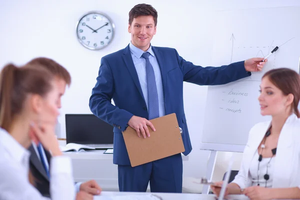 Geschäftsleute sitzen und diskutieren bei Geschäftstreffen, im Büro — Stockfoto