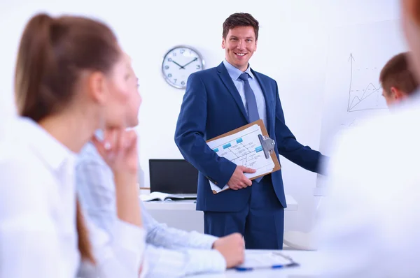 Uomini d'affari che siedono e discutono alla riunione di lavoro, in ufficio — Foto Stock