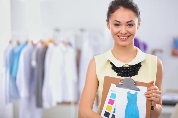 Moderno diseñador de moda joven que trabaja en el estudio. — Foto de Stock